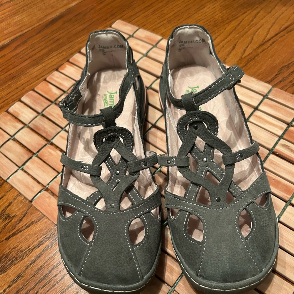 Jambu shoes
Size 9
